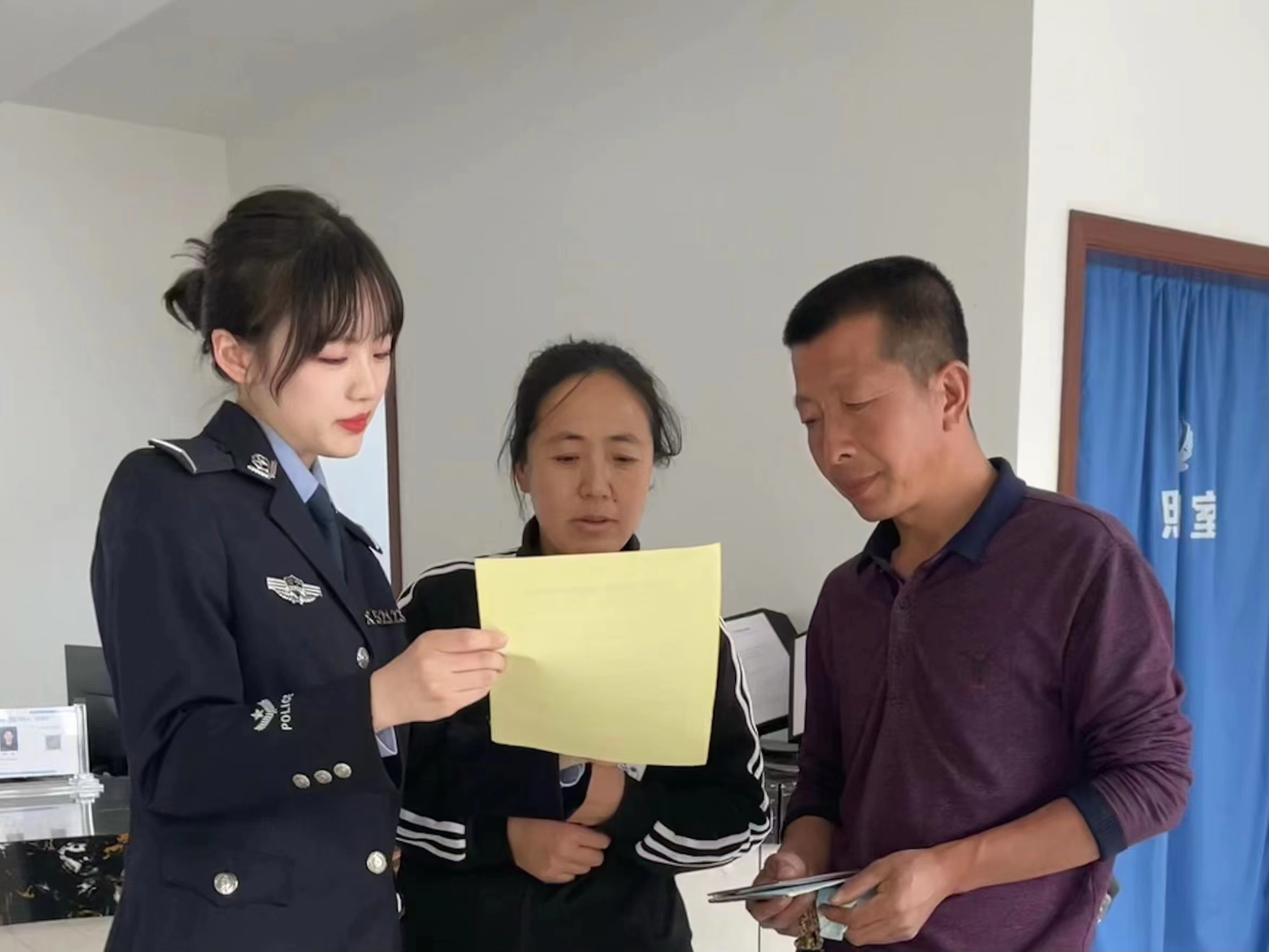 民警为群众答疑解惑