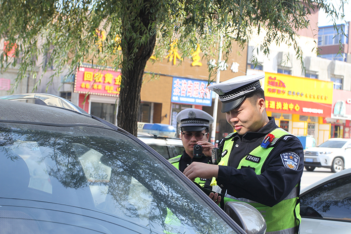 （第一个小标题图）民警对违停车辆进行处理