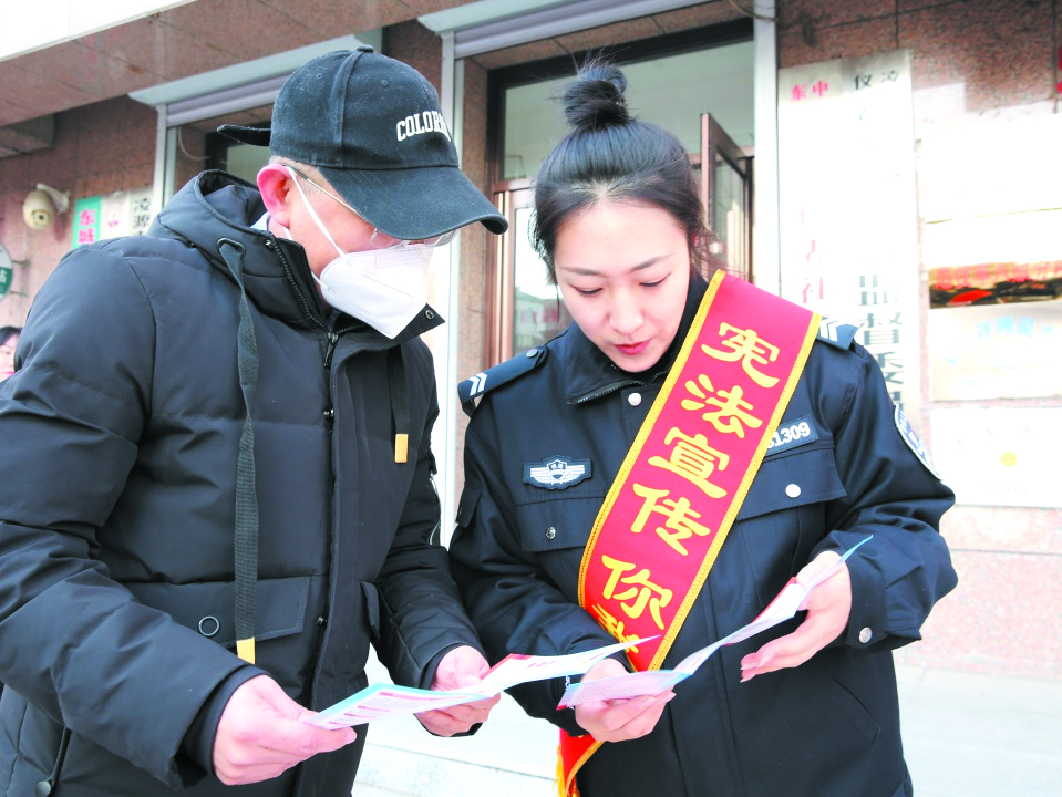 民警进社区开展宪法宣传副本