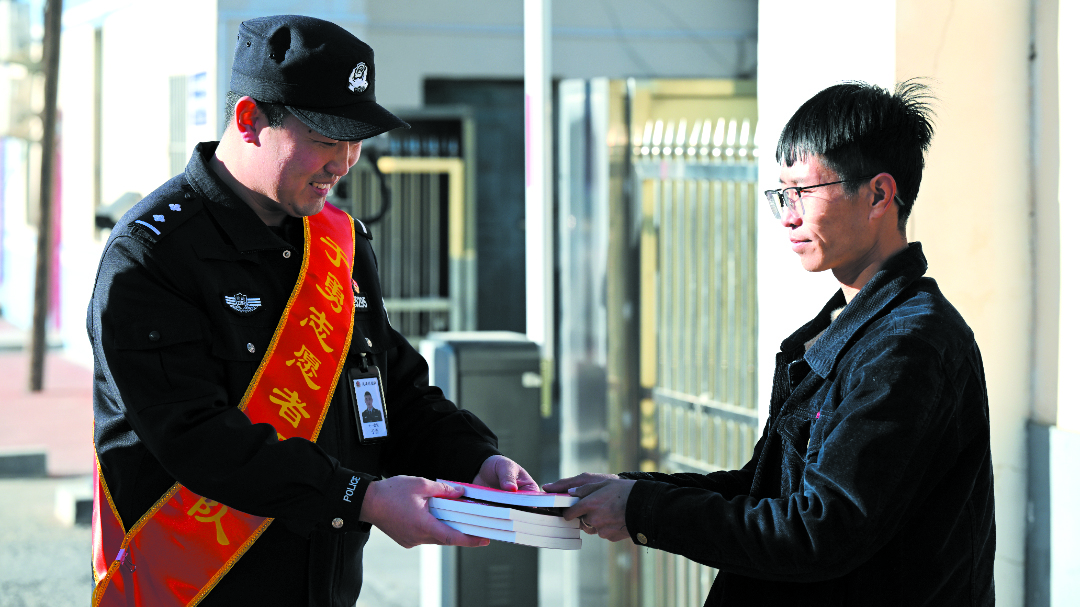 志愿者为办事群众普及宪法知识副本