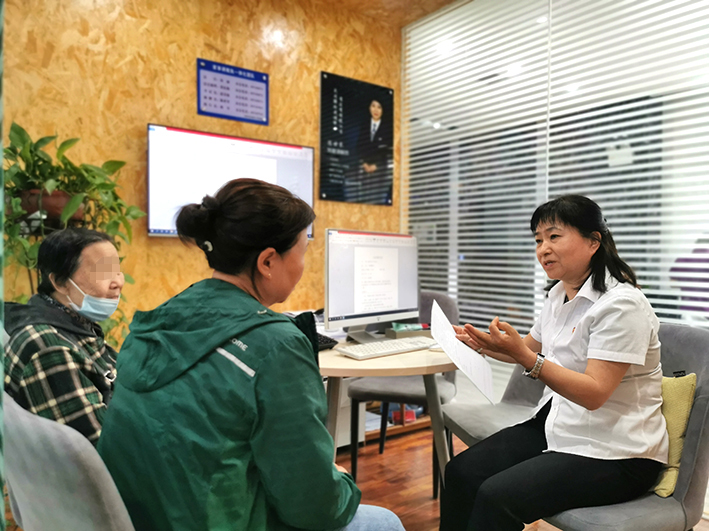 调解员陈世琴正在调解一起赡养纠纷