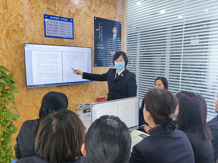 立案庭法官王翠玲给调解员们做培训