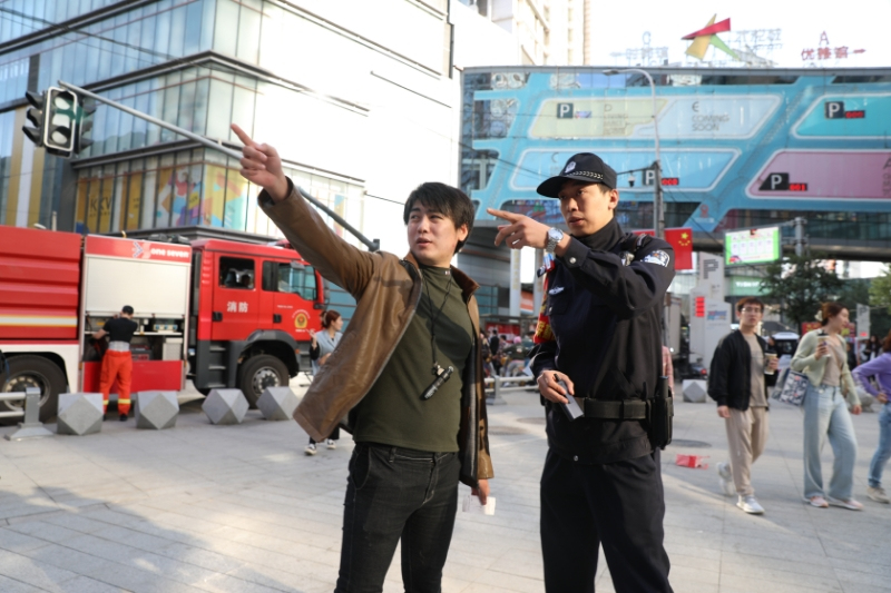 前端警务联勤岗警力为百姓解答问题 