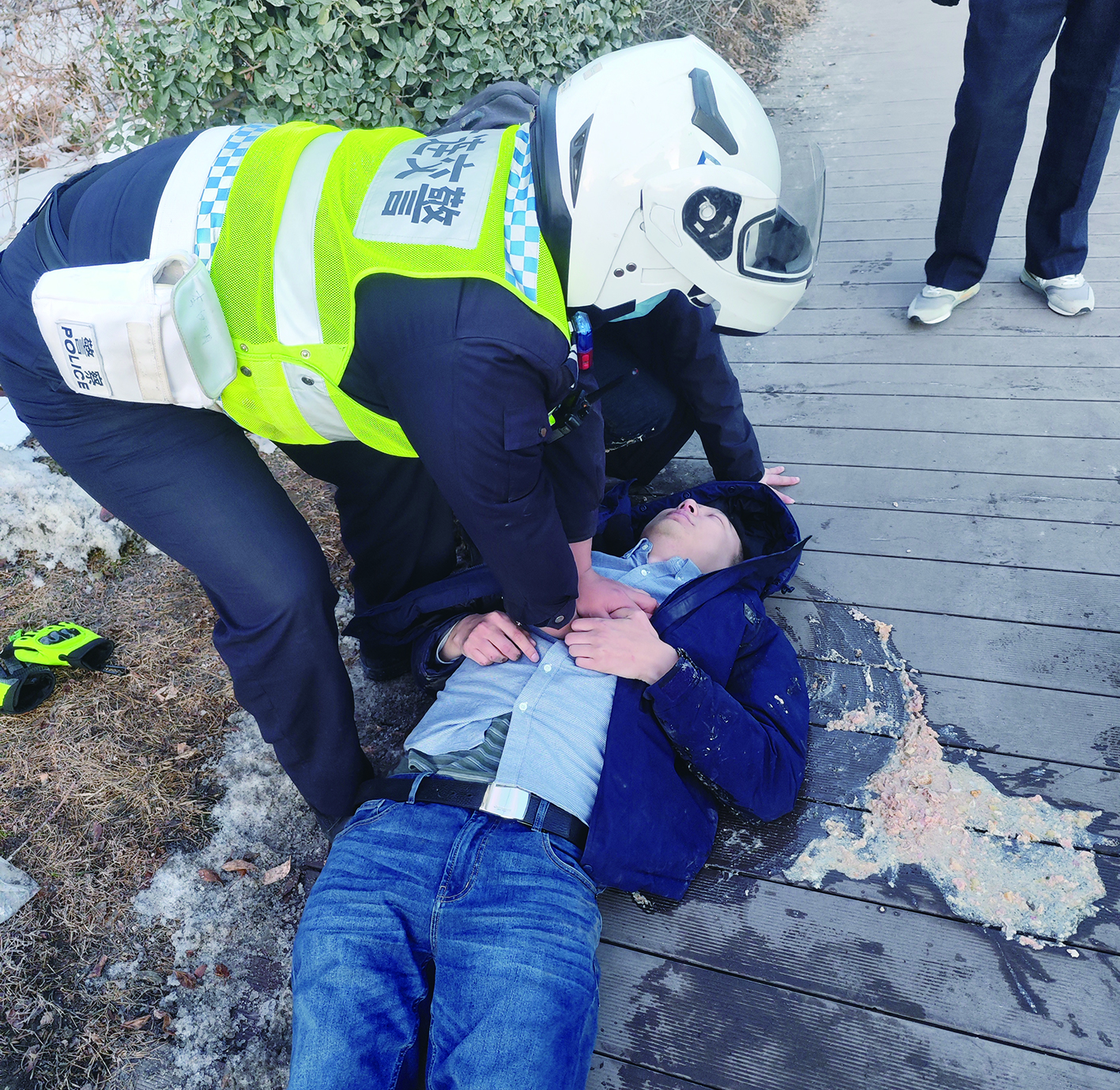 大连交警跪地“抢”回男子一条命