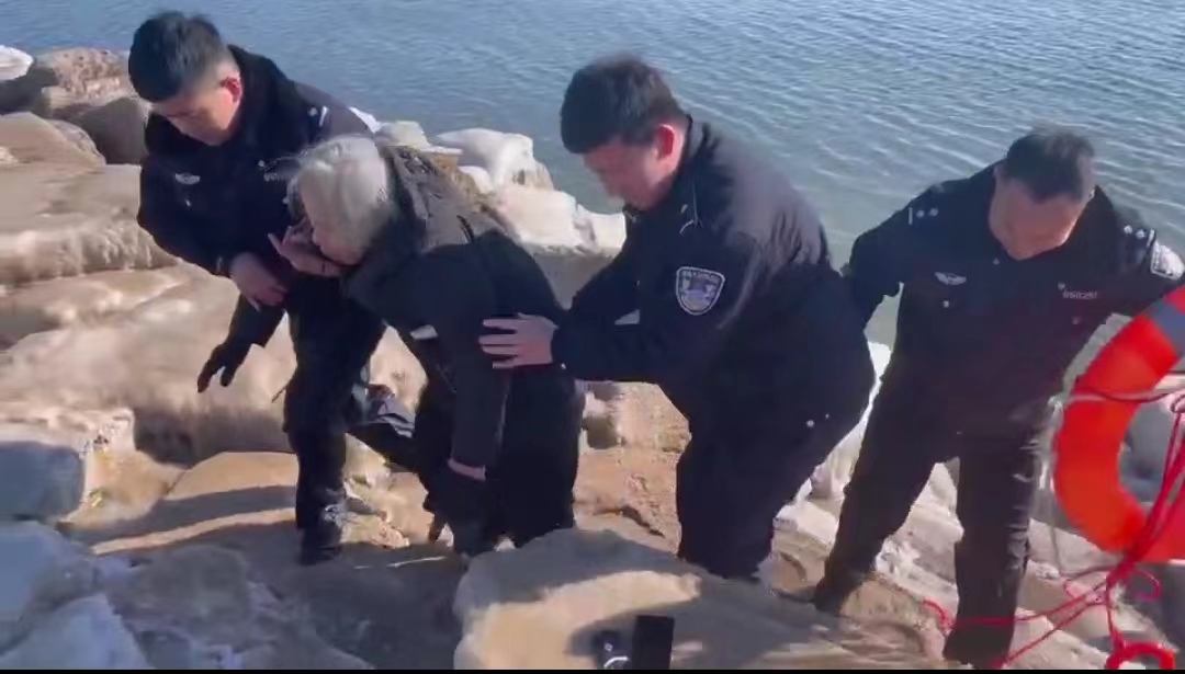 民警救回跳海轻生老人