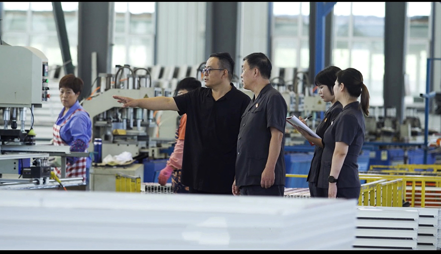 葫芦岛市连山区法院法官到塑窗制造加工企业走访调研