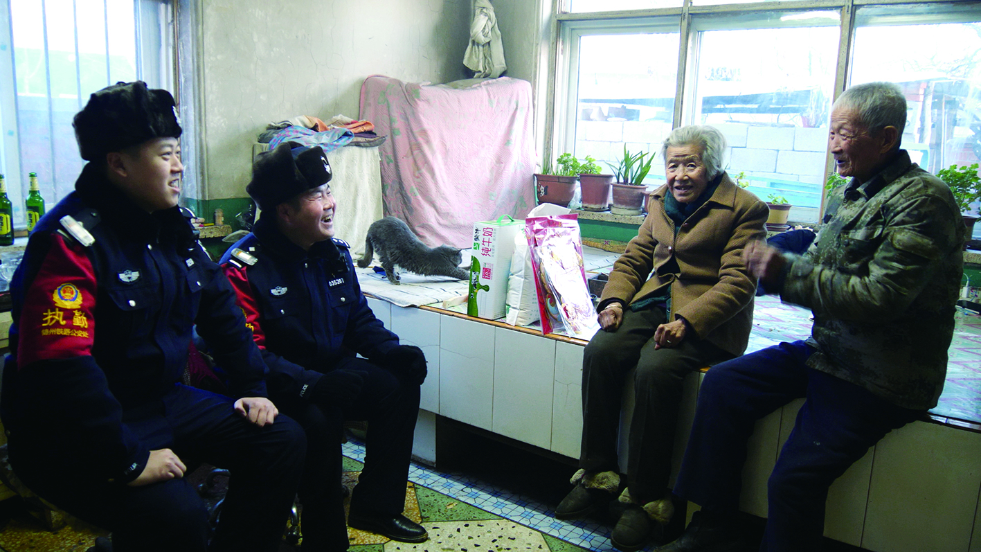 辛巍东（左二）到村民家中走访