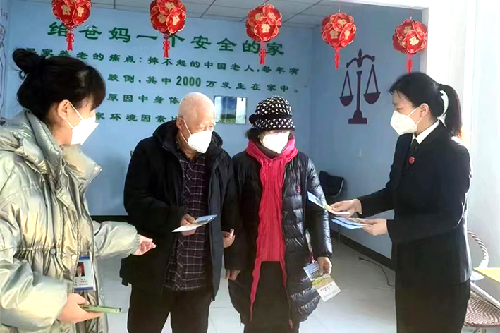 辽中区法院法官在近海新苑小区普法