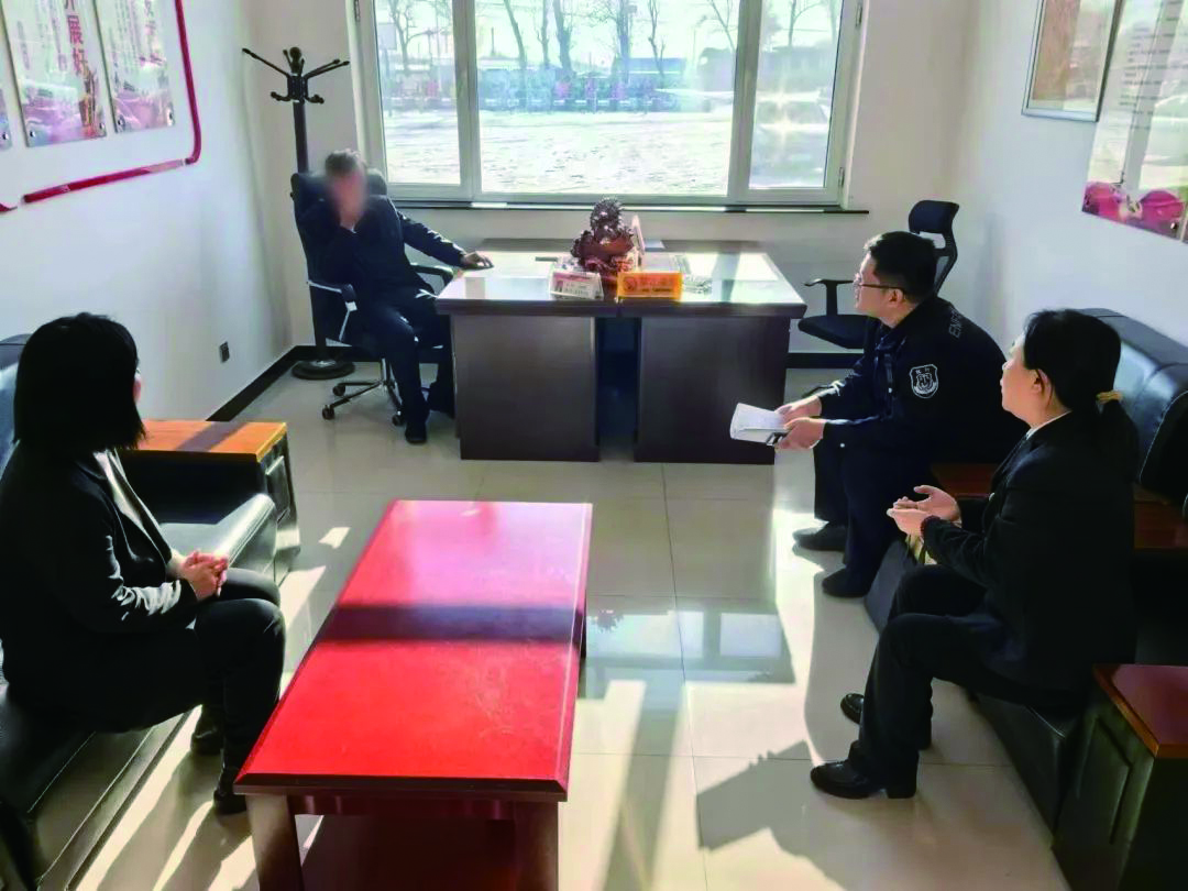 法庭干警前往北四家子乡某村委会进行案件回访