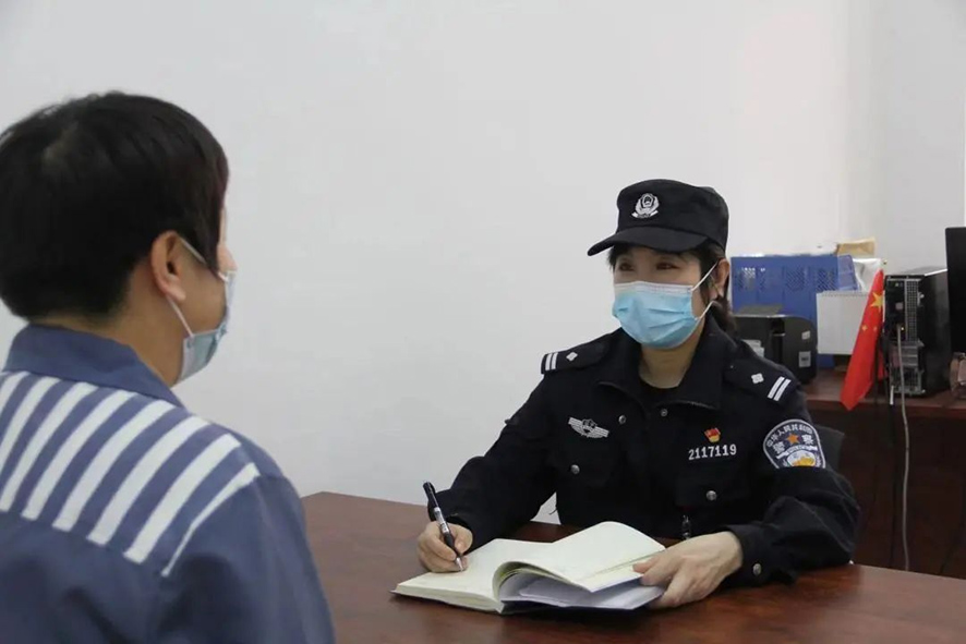 李瑾与服刑人员谈话