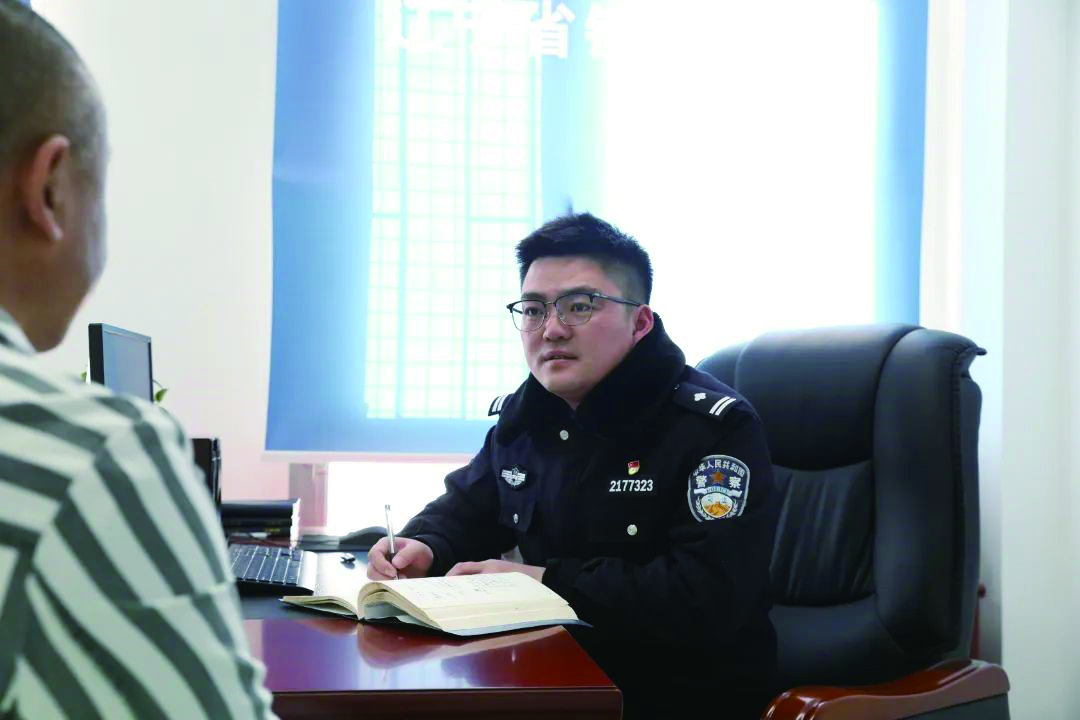 杨欢与服刑人员谈话