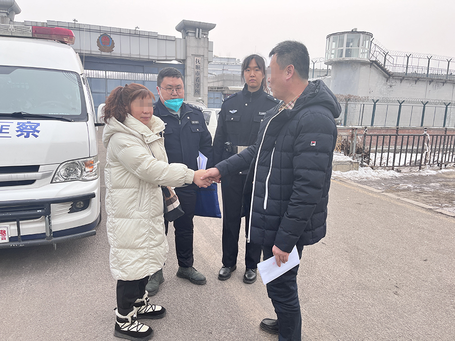 张某（左一）与申请执行人达成和解协议