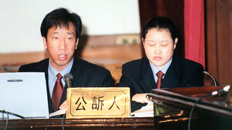 潘非琼（左）年轻时的工作照