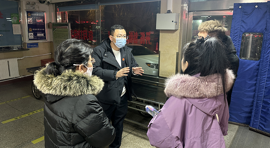进行司法拘留前，佟欣法官带被执行认进行体检，并向申请人解答拘留的详细问题