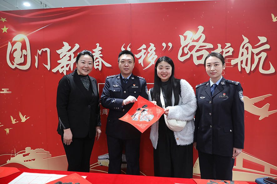 记者（左）也为游客送去“福”2