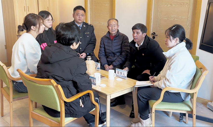 记者（右一）旁听王其强（右二）组织的社区调解工作