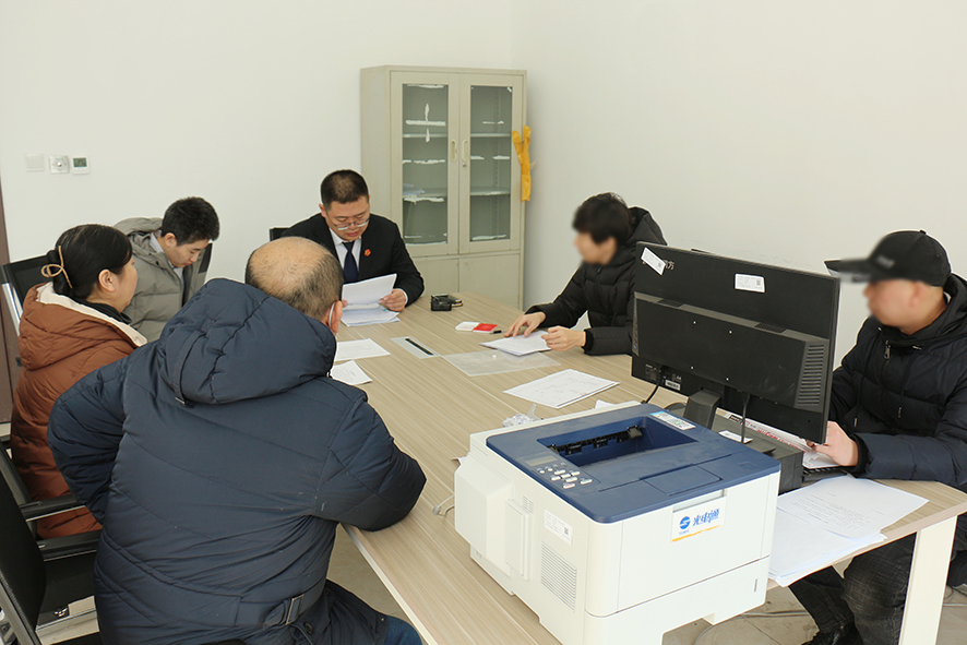 记者（左三）参与一起商品房买卖合同纠纷案相关违约金履行赔付结案程序