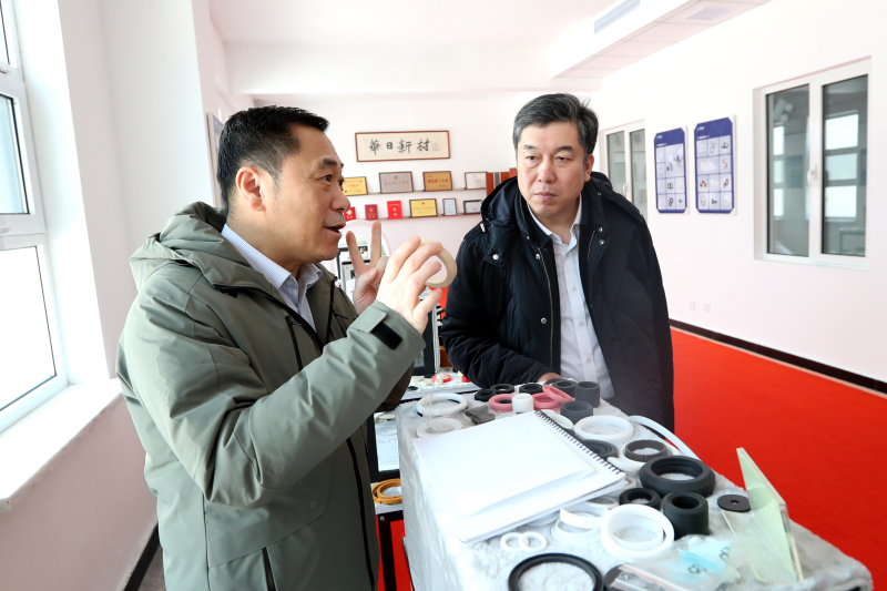 参观产品展览室 刘铭杰（左）张凤瑞（右）
