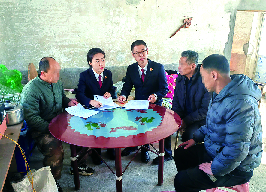 检察官到村民家中回访