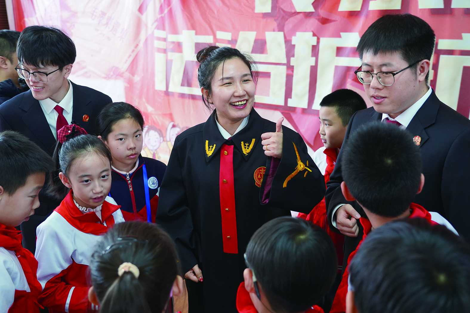 法院工作人员与现场学生们互动