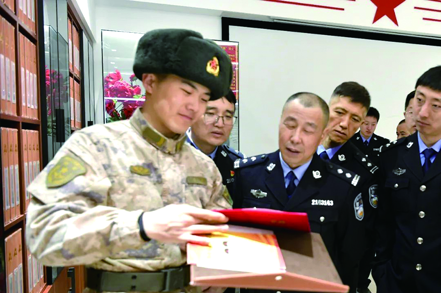 民警们认真聆听了雷锋故事和事迹。何红军 摄