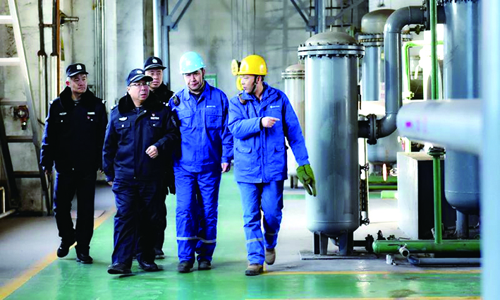 本溪市公安局溪钢分局组织民警进辖区企业走访