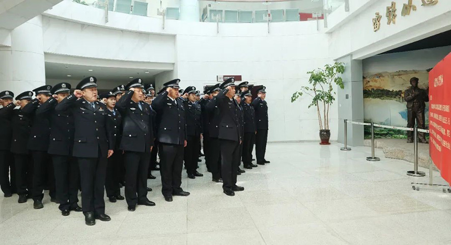 辽阳监狱全体民警重温入警誓词