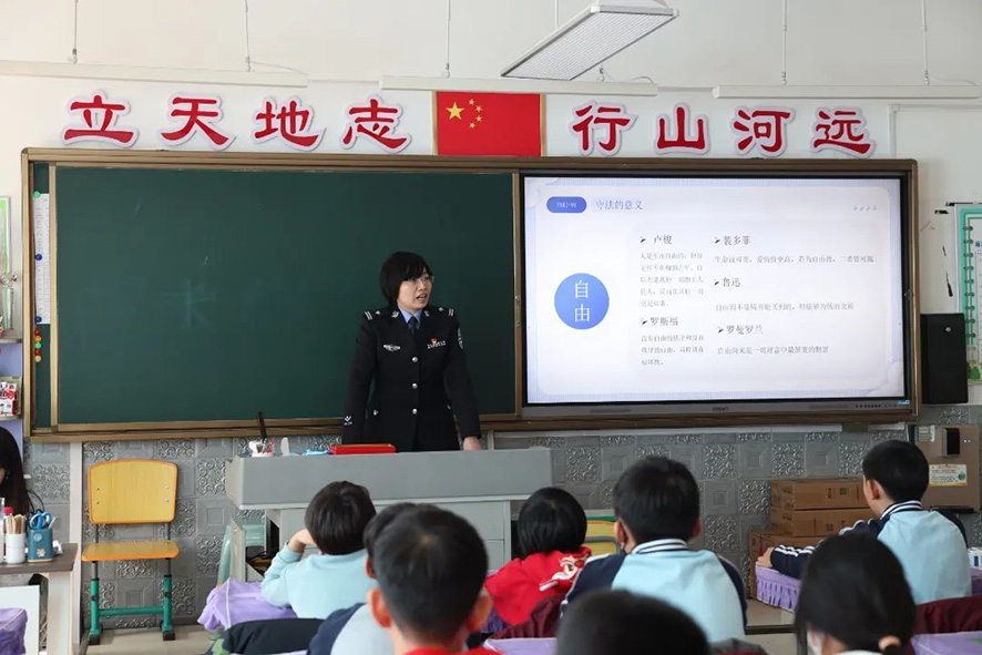 省女子监狱民警为同学们上普法课