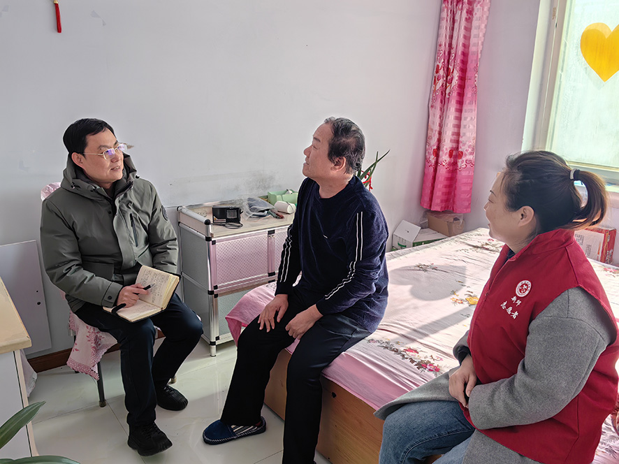 马振林（中）在向记者讲述自己和志愿者的“窗帘之约”
