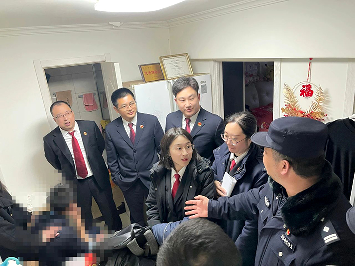 检察官和民警将孩子送回母亲的家