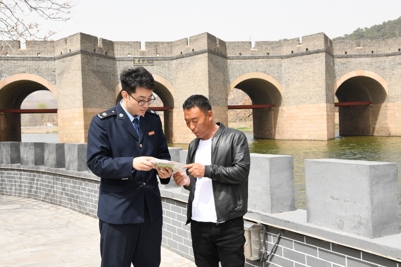 税务干部向游客宣传税收优惠政策 (3)