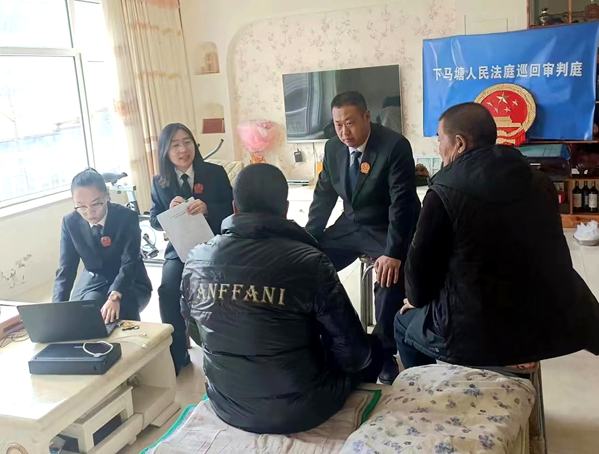 在被告家客厅里开庭