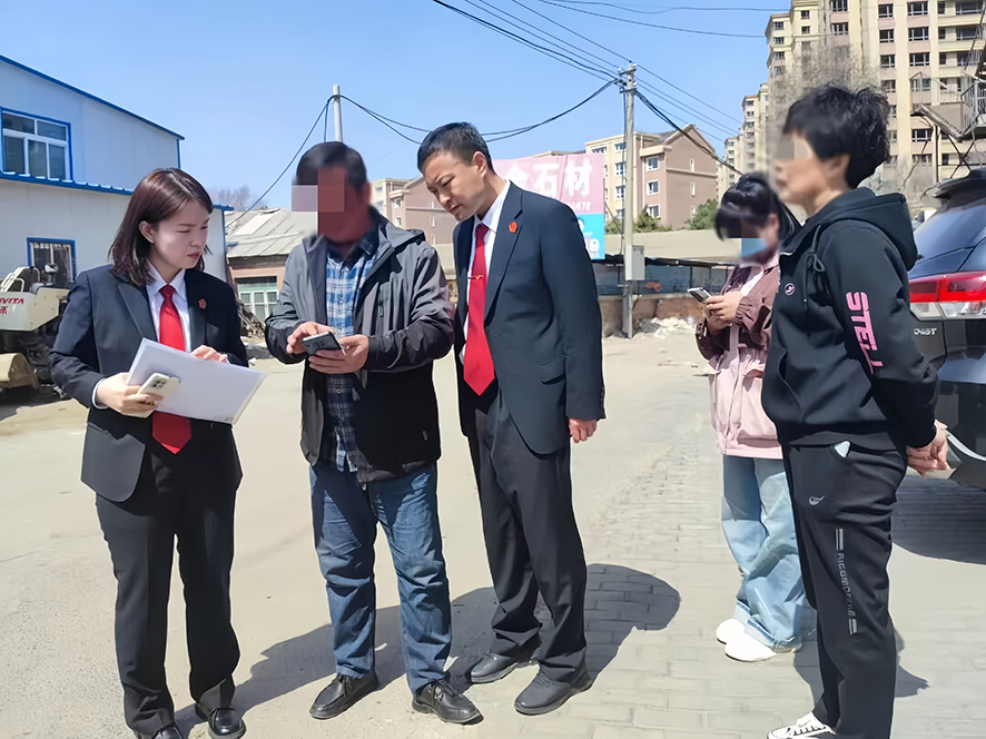 法官与村委会工作人员找到小嘉母亲住处