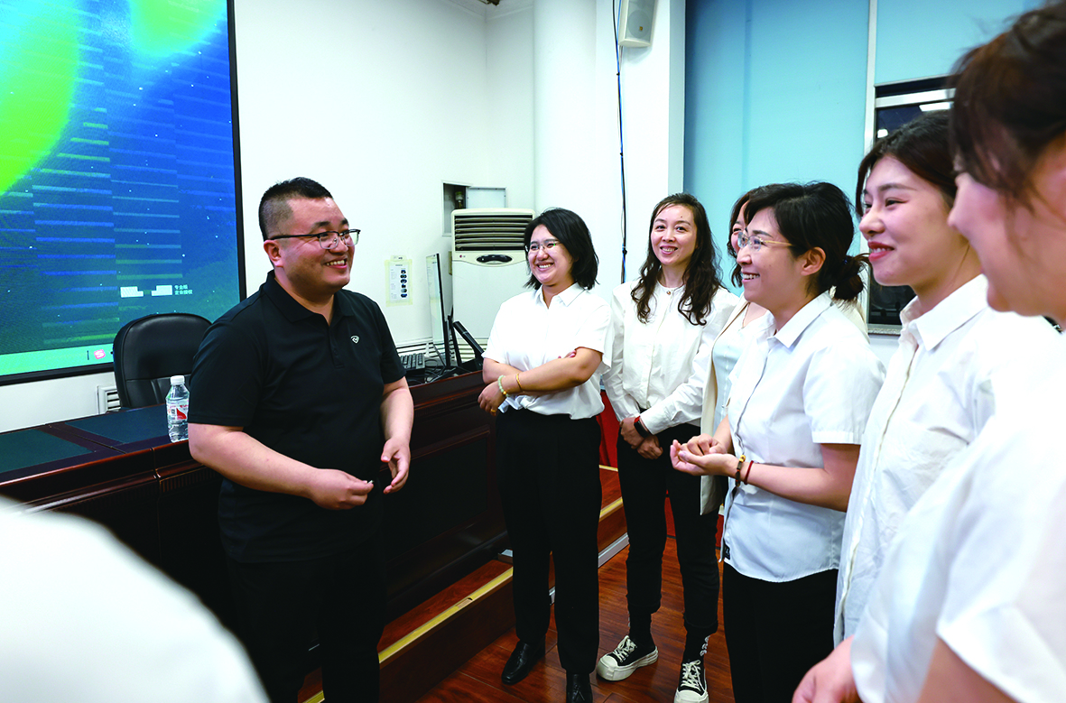 学员们与授课老师交流 孟浩摄