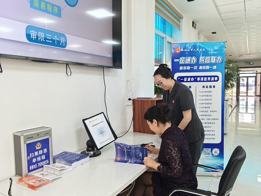 头题图 徐静指导张女士填写准备起诉状等材料