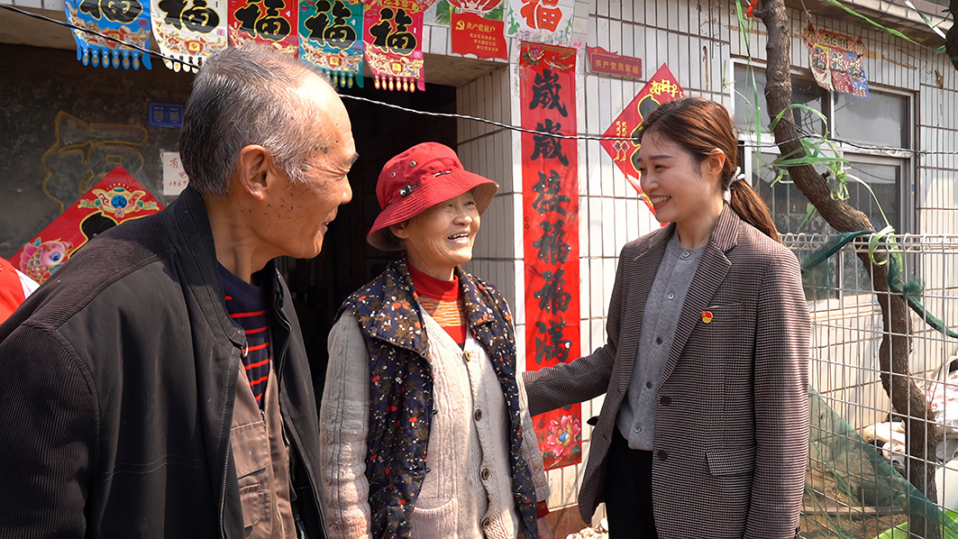 许云晶（右）和村民亲如一家