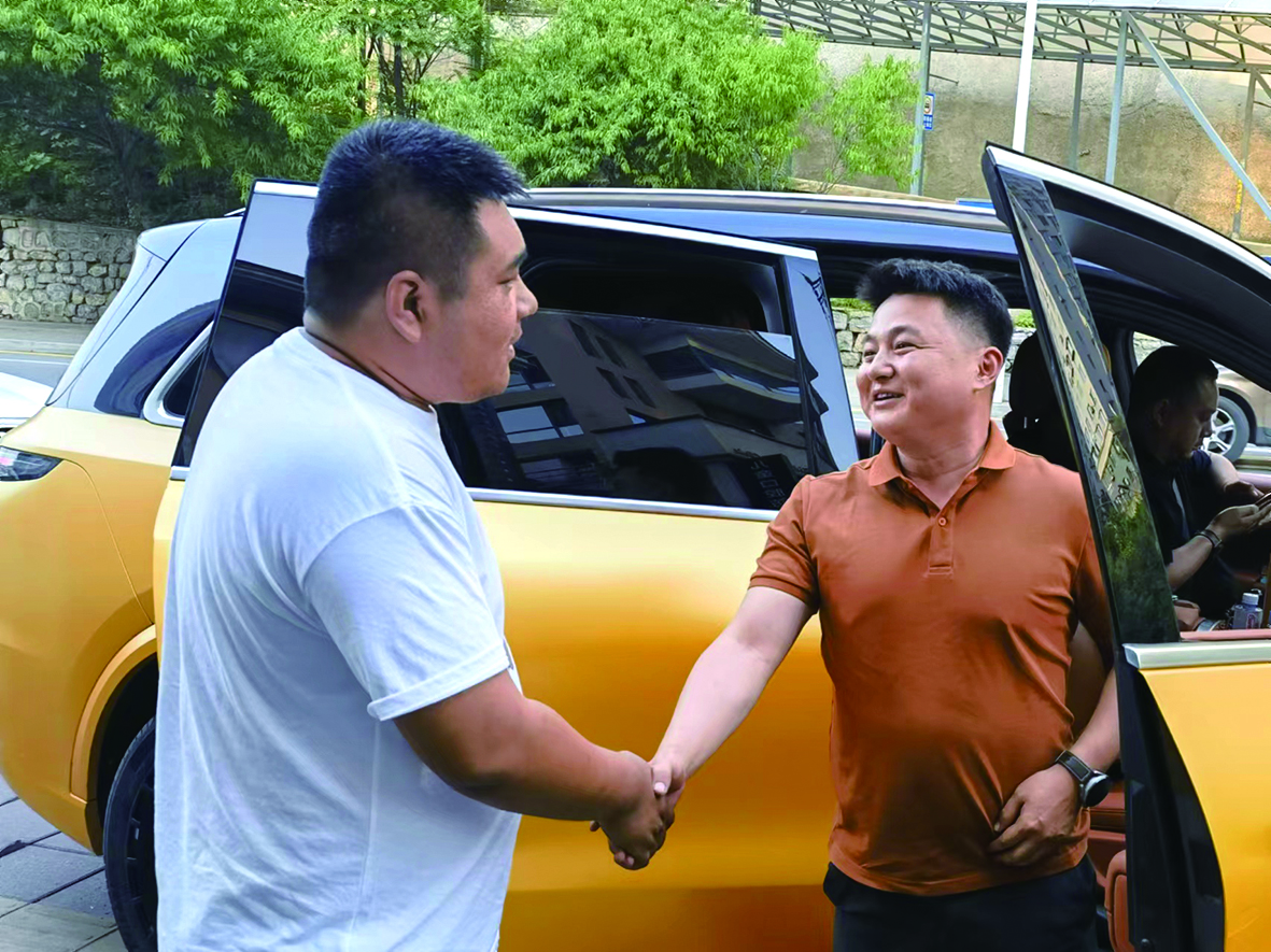 见到救命恩人，田振良上前握住赫连滨坤（右）的手。