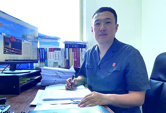 张骜严