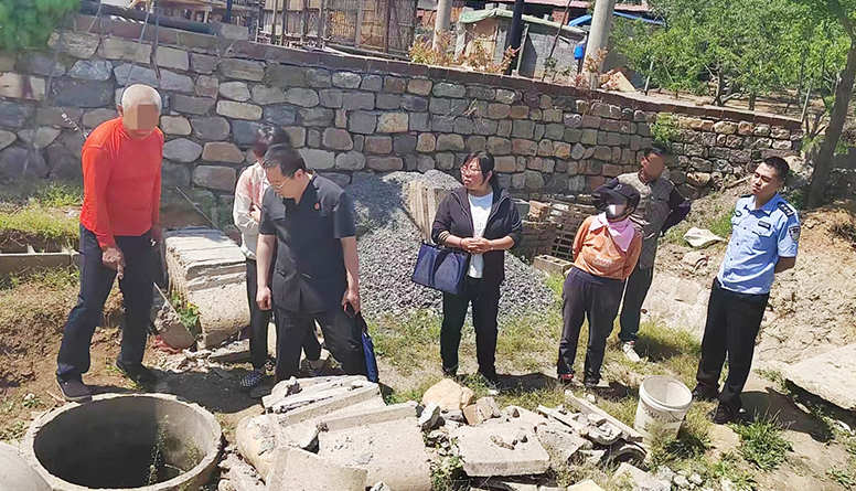 平山法院“小案专办员”联合辖区派出所到案涉土地了解情况