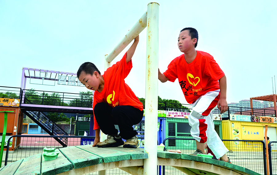 孩子们在游乐场玩耍