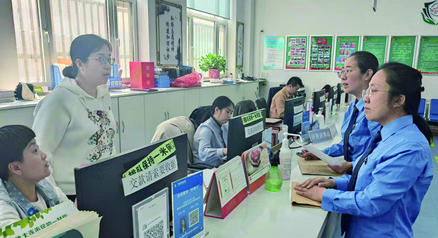 检察官到社区走访了解老人情况