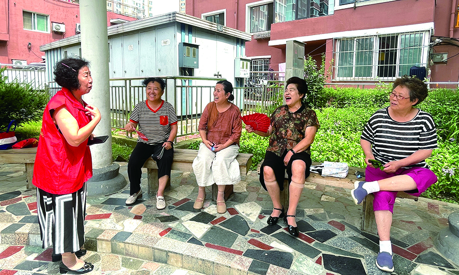 泰美社区“银发”志愿者董克军（左）在聊天中了解居民需求