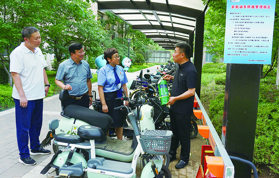 沈北新区检察官回访电动车充电桩安装情况