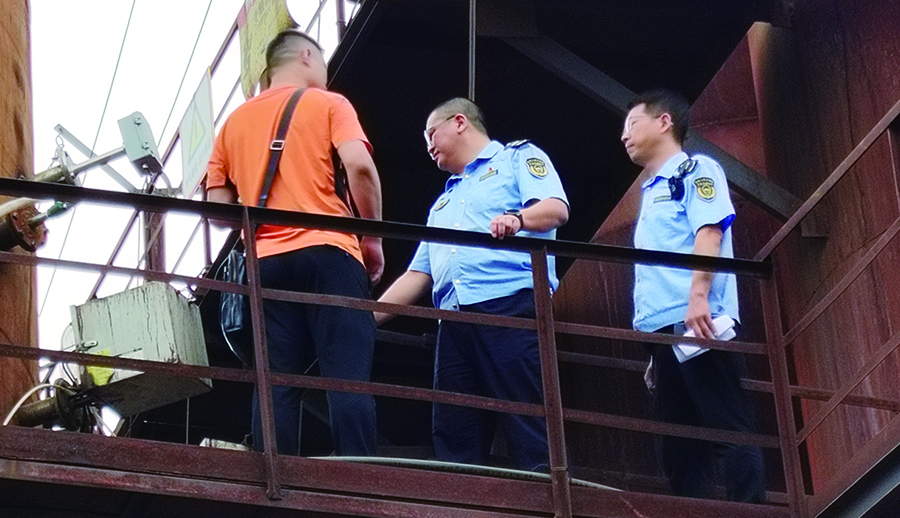 鞍山市生态环境局的帮扶人员在监测平台进一步核实污染源自动监控设施运行情况。 李广  摄