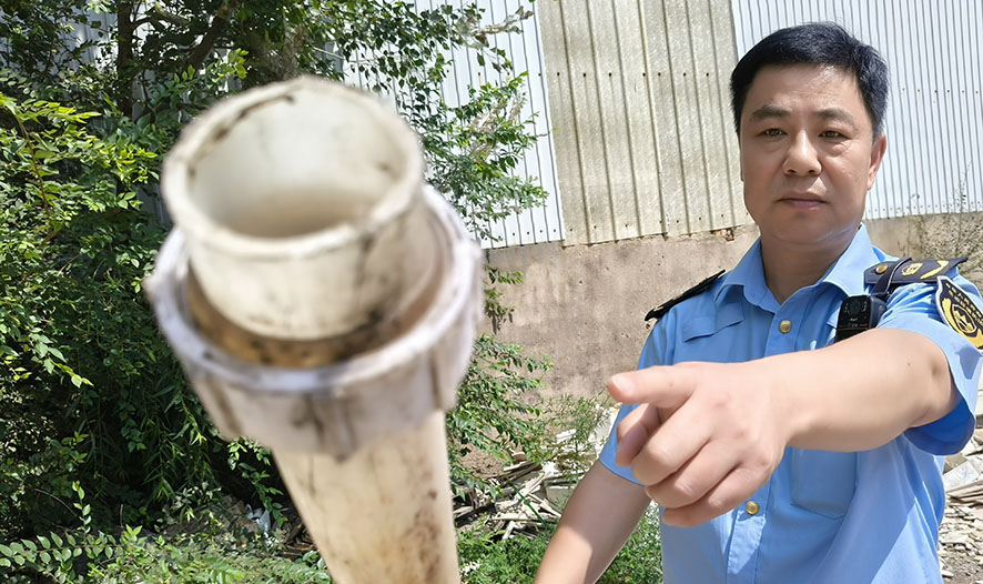 执法人员收缴的200余米长的排污水管。