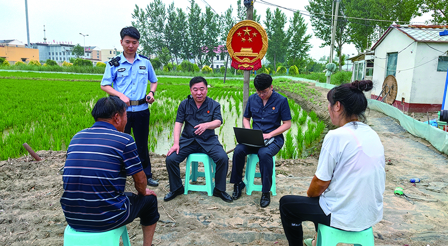 吴家人民法庭将法庭搬至田间地头、百姓身边