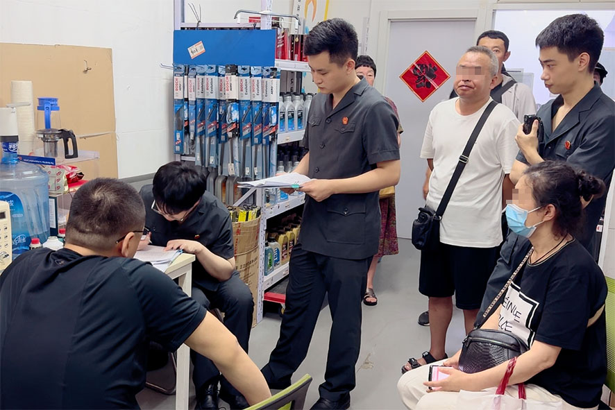 8月12日 卢溪阳（左三）法官一行找到刘某工作地点了解情况