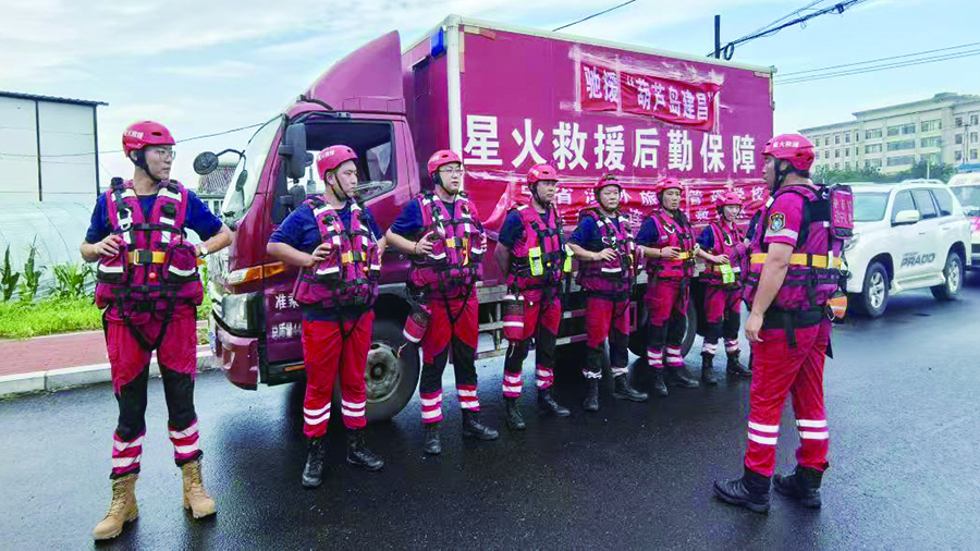 （葫芦岛稿件）大连星火救援队员抵达建昌整队开赴灾区