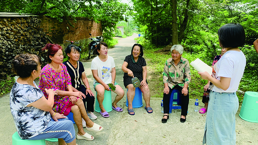 村里组织部分村民开会，征集村民好建议