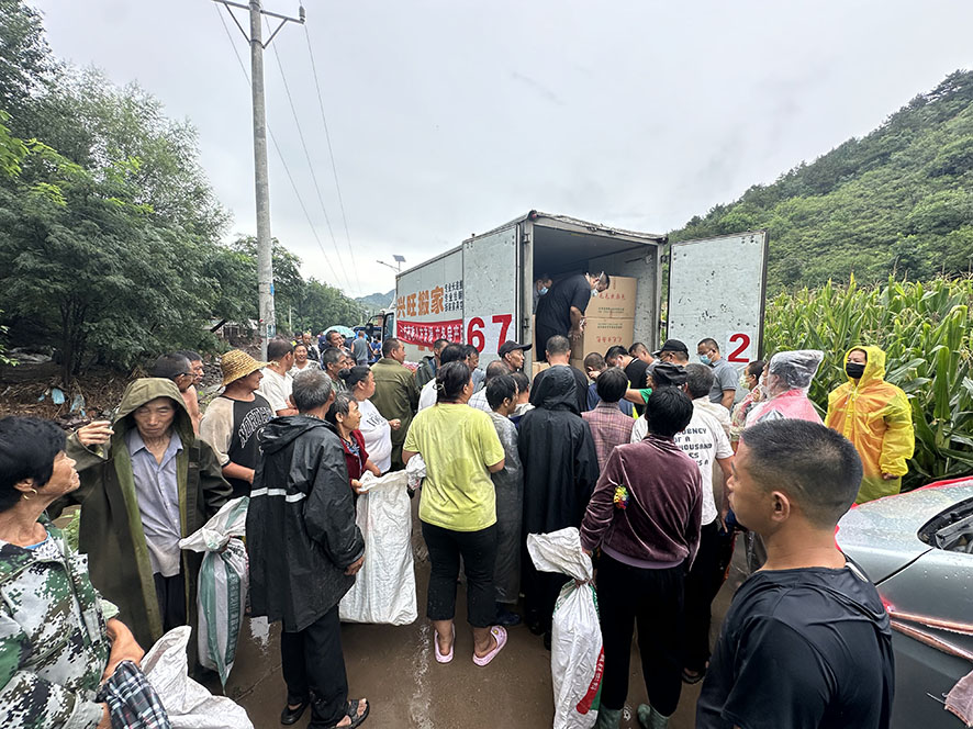 救灾物资发放到村民的手中